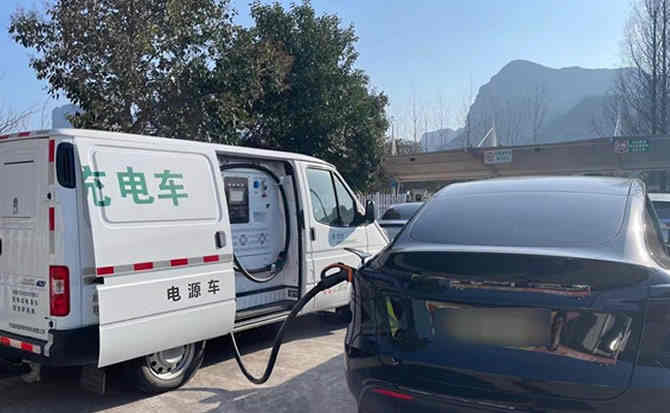 安福汽车搭电